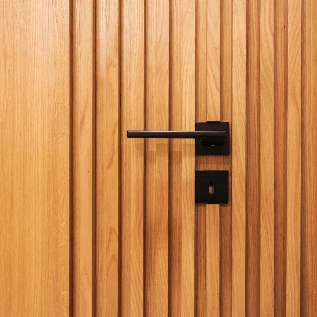 drzwi ukryte w ścianie z lamelami